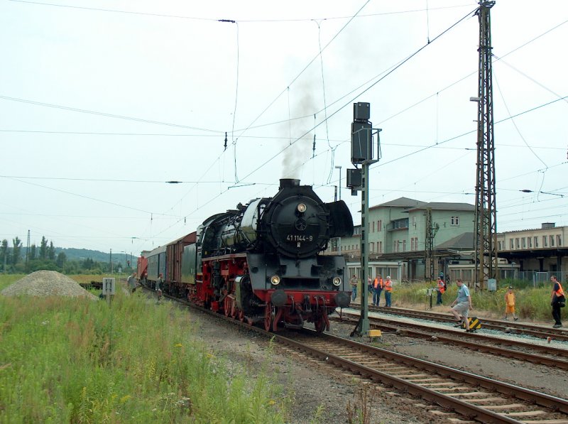 DR 41 1144-9 der IGE Werrabahn Eisenach e.V. bernahm ab Naumburg (Saale) Hbf den Transformator, um ihn ber die Saalebahn und die Unterwellenborner Steilrampe nach Knitz zu bringen; 13.07.2008
