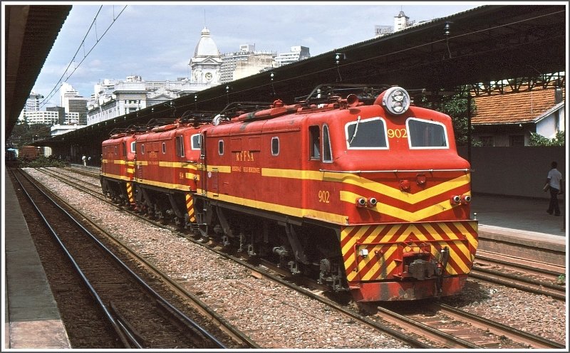Drei elektrische Schmalspurlokomotiven im Bahnhof von Belo Horizonte, der grsstenteils mit beiden Spurweiten 1000m und 1600mm ausgestattet war. (Archiv 03/1979)