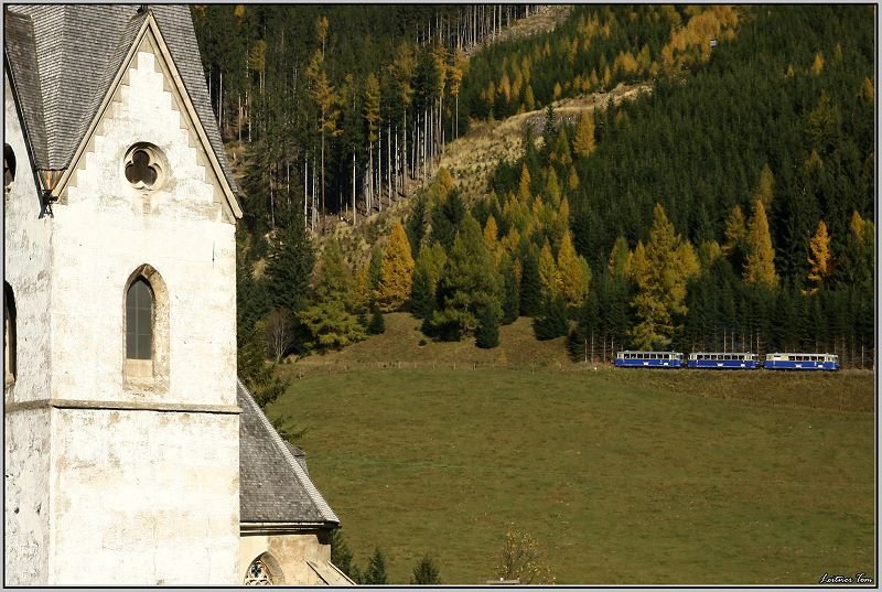 Drei Uerdinger Schienenbusse 5081 562,563,564 fahren von Eisenerz nach Vordernberg Markt. St.Laurentius Kirche Vordernberg 25.10.2008