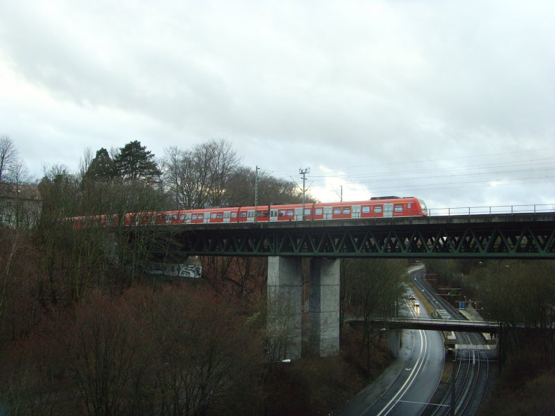 Dreifachtraktion BR 423 berquert den Nesenbachviadukt in Stuttgart-Vaihingen. Unter dem Viadukt verluft die Strecke der U-Bahnlinie U1. 23.01.09