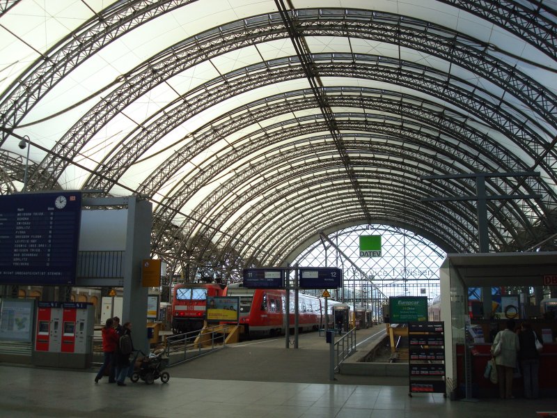 Dresden Hauptbahnhof, groe Abfahrtshalle fr den Kopfbahnhof,
links und rechts wird diese Halle von kleineren Hallen flankiert,die den Durchgangsverkehr ein Stockwerk hher berdecken,
Okt.2009