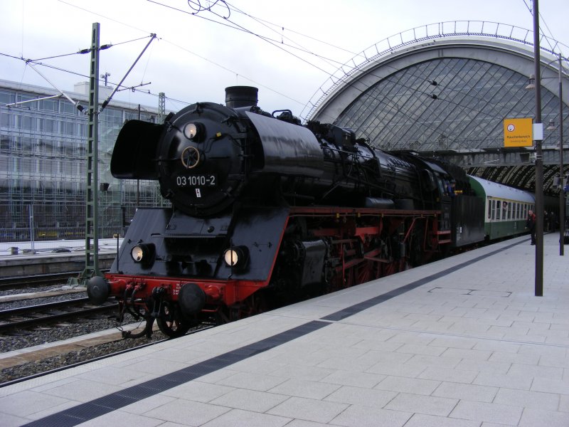 03 1010-2 hat sich mit ihrem Sonderzug am 2.12.2007 im
