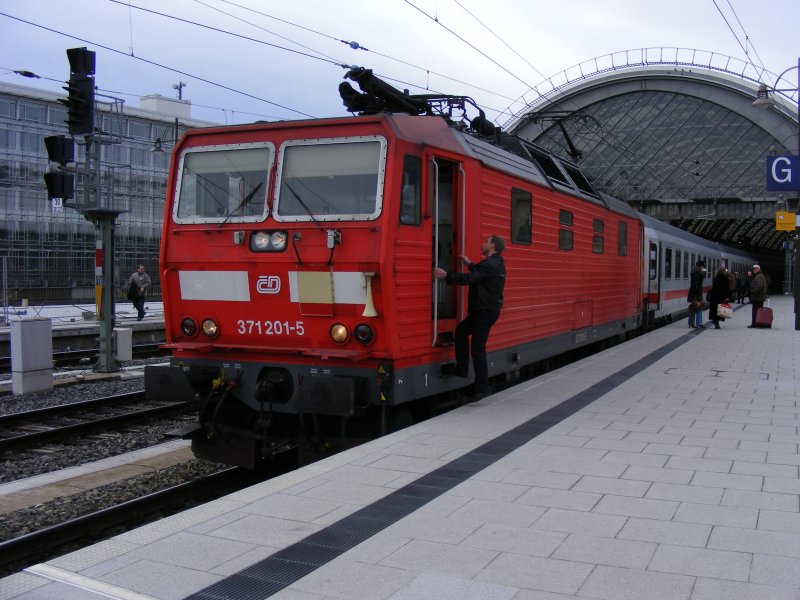 371201-5 with an EC on 12.2.2007 in Dresden Hbf (automatically