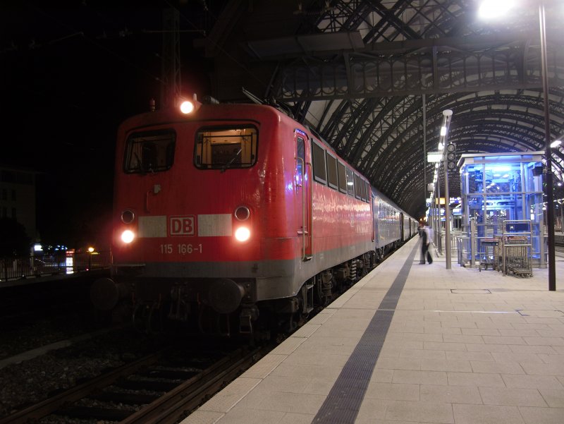 BR 115 166 im Dresdner Hbf. Sie hat den Euro-Night