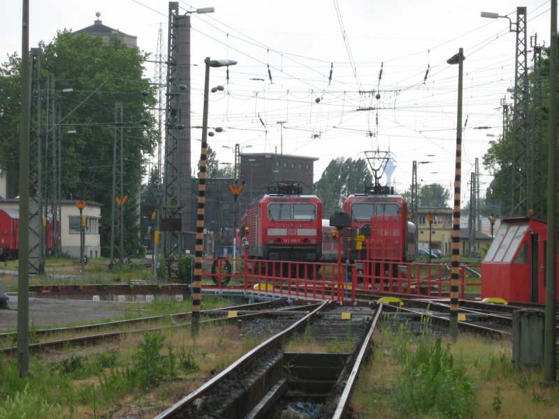 Zwei BR 143 stehen im BW D�sseldorf 