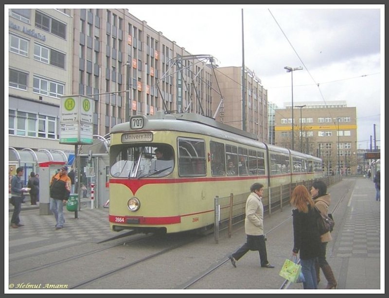 Auf der D�sseldorfer Linie 707 befinden sich noch die GT8-Triebwagen