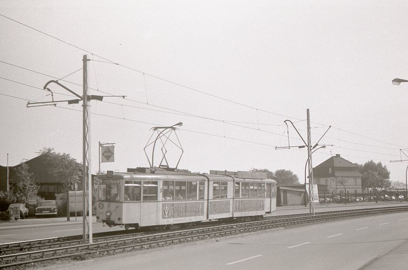Vierachsiger Umbaugelenktriebwagen 1208 auf der Forststra�e in Duisburg Wanheimerort im
