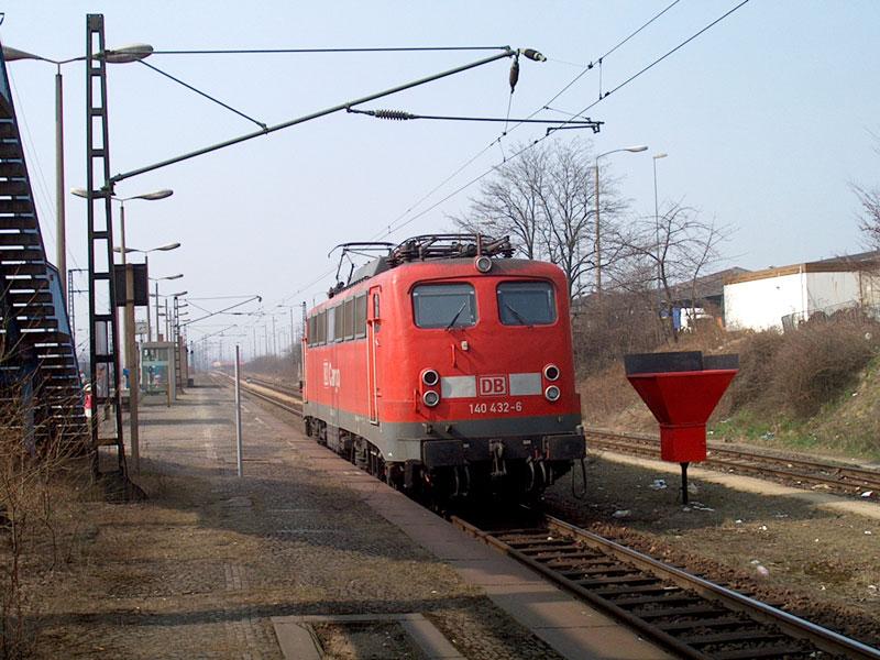 Durchfahrt der 140 432 am Bahnsteig Dresden-Friedrichstadt (26.03.03)