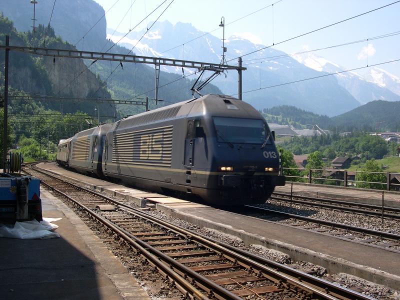 durchfahrt von RE465 bei dienststation Blausee-Mitholz am 24-6-2005.