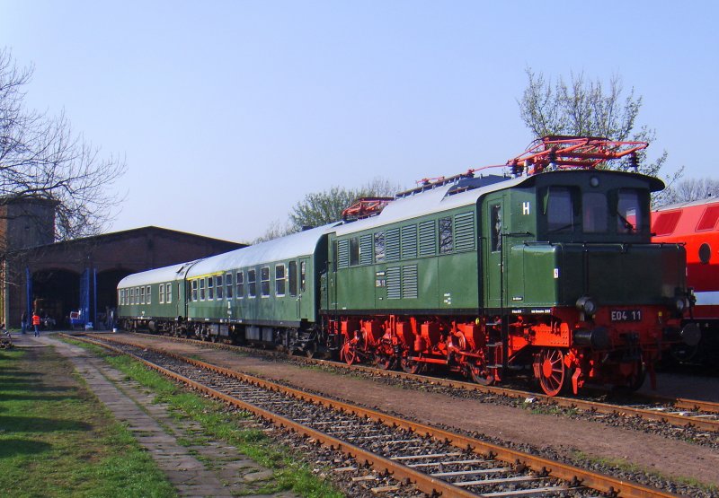 E04 11 mit dem, frisch restaurierten, ABme-Wagen und dem Salonwagen