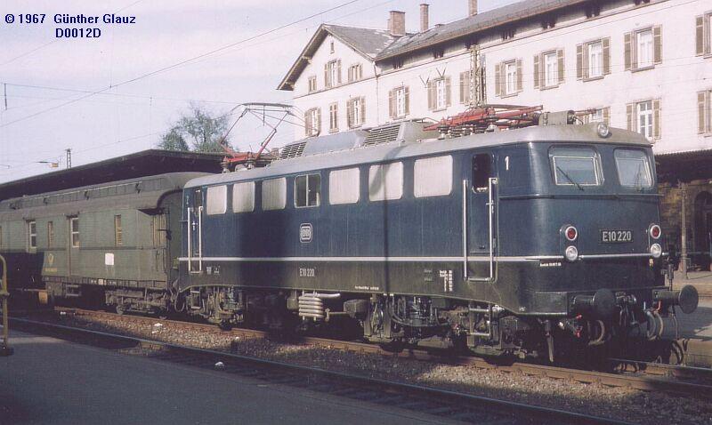 E 10 220 mit Postwagen 1967 In Ludwigsburg, im Hintergrund das alte Bahnhofsgebude, es wurde durch ein Neues ersetzt, teilweise sichtbar unter Deutschland/Triebzge/BR 425, Aufnahme 425 111.