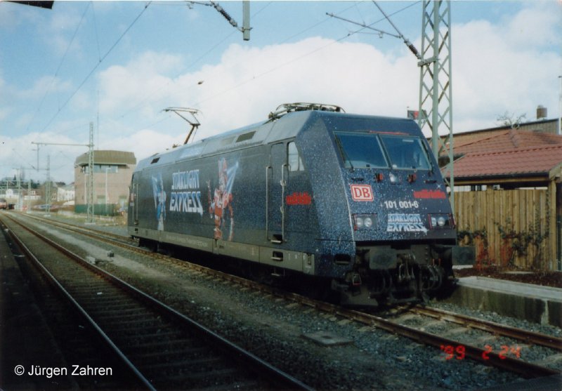 E 101 001-6 mit Werbung  Starlight Express  wartet in Itzehoe auf ihren nchsten Einsatz 24.02.1999