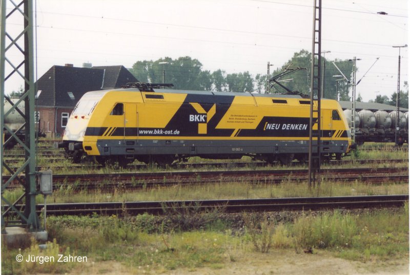 E 101 082-6 mit Werbung  BKK  wartet in Itzehoe um LZ zurck nach Hamburg-Eidelstedt zu fahren (Mai 2001).