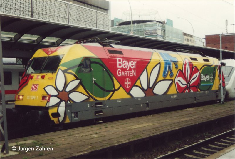 E 101 089-1 mit Werbung  Bayer-Garten  im Mai 2000 in Hamburg-Hauptbahnhof.
