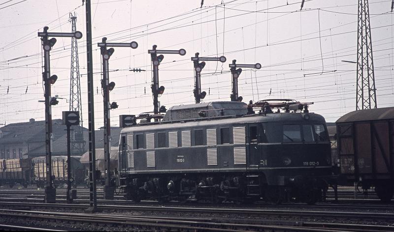 Eine Augenweide f�r Eisenbahnfreunde 5 Signale und E 19 