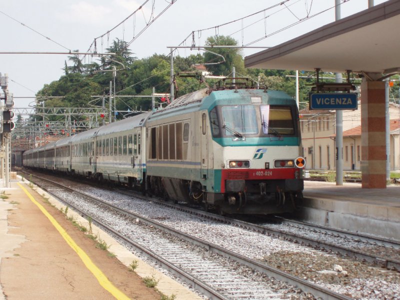 E402A 024 with an Intercity train to Turin, Vicenza (automatically