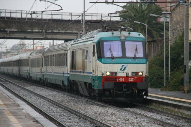 E 402 033 mit einem Schnellzug auf der Strecke Napoli