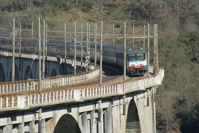 E402 009 pulls the IC Plus Peloritano "Palermo Centrale to