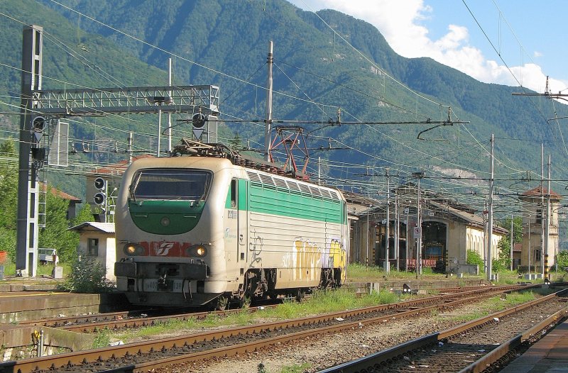 The FS E 402 139 waiting in Domodossola 127th on