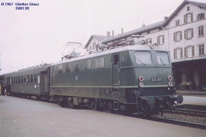 E 41 297 hlt 1967 mit Eil- oder D-Zug in Ludwigsburg, im Hintergrund das alte Bahnhofsgebude, es wurde durch ein Neues ersetzt.