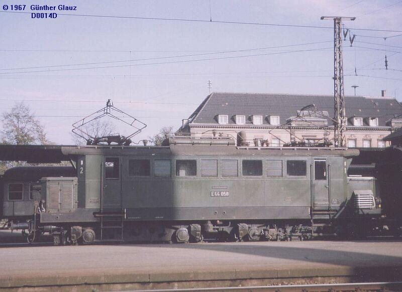 E 44 058 im Jahre 1967 im Bahnhof Ludwigsburg.