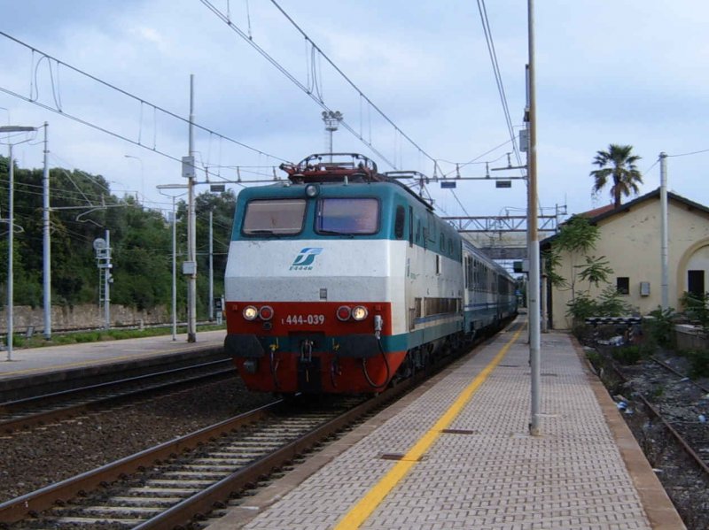 An IC with E 444 races strung with about 160km