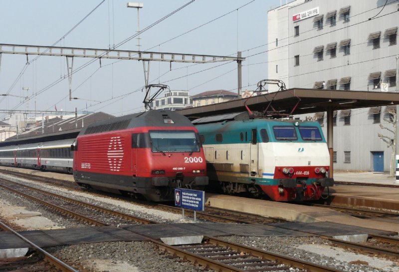 SBB + FS - 460098-7 next to E 444 026