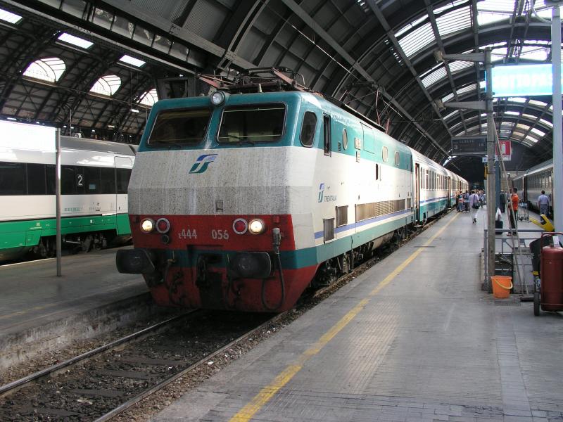 FS e444 056 am 29-7-2004 in Milano Centrale 