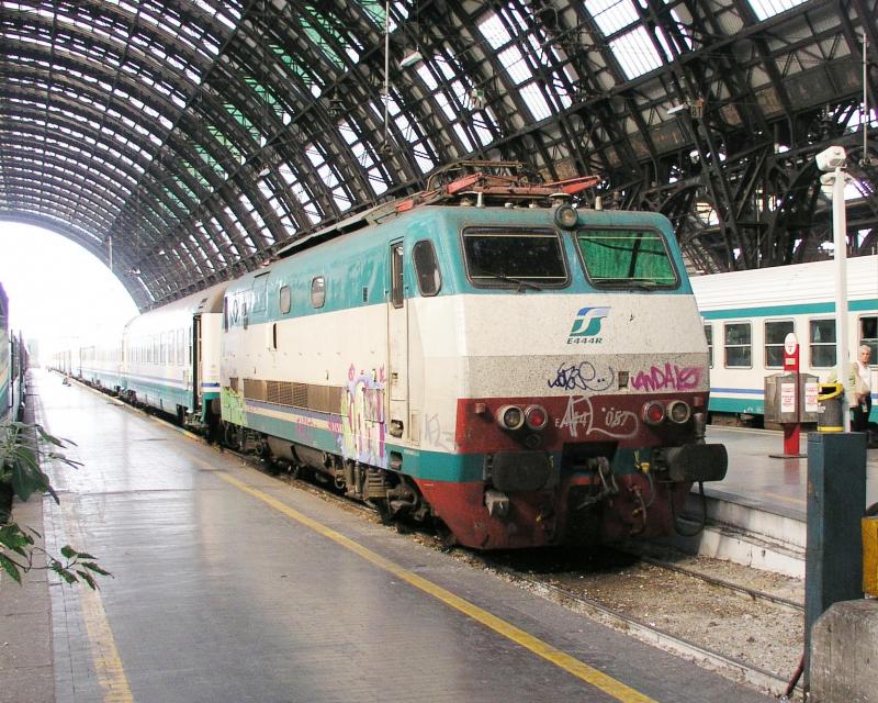 FS e 444 057 am 29-7-2004 in Milano Centrale 