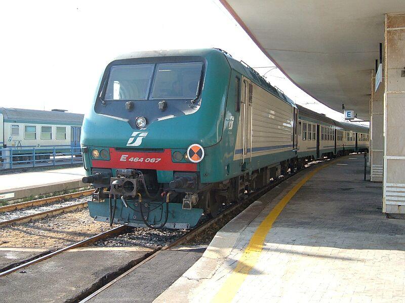 E 464-067 mit Wendezug wird am 02.02.2006 von einer Diesellok D 143 vom Abstellbahnhof in den Personenbahnhof Catania C geschoben (Stromabnehmer abgebgelt).