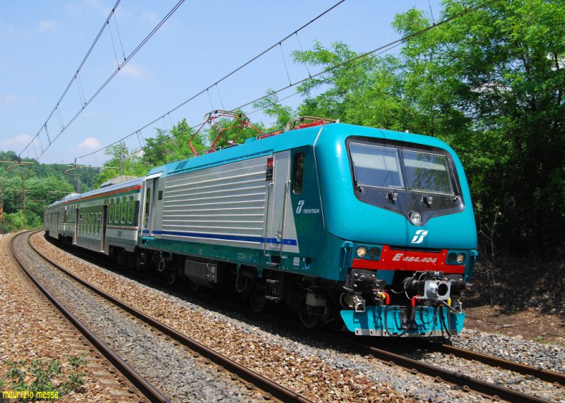 FS E464 404 with TILO rolling stocks in Cucciago on