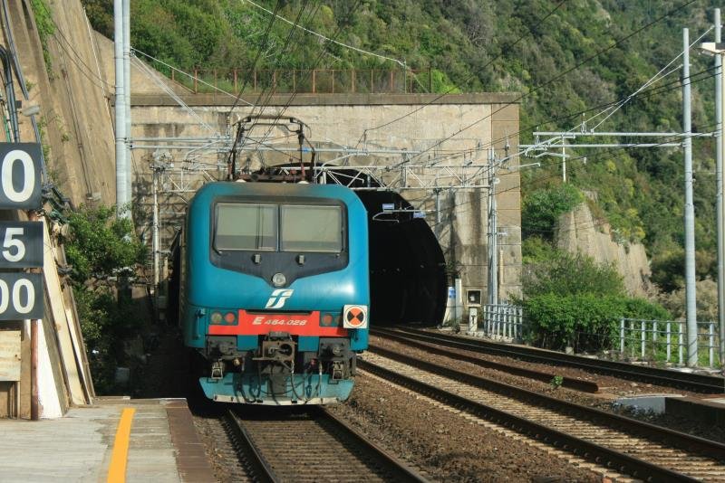 E 464 028 its regional push to La Spezia in