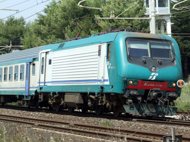 Einfahrt einer E 464 vor einem Regionalzug am 26.05.2009 in