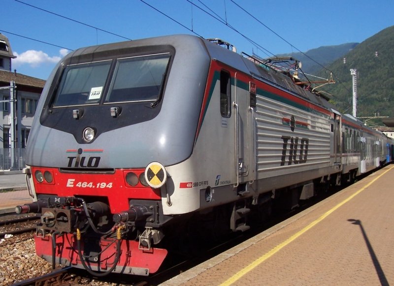 E 464.194 der TILO (Treni Regionali Ticino Lombardia) mit Sonderzug am 15.07.2007 in Tirano, nach der Beschriftung von Lok und Wagen sind an der Gesellschaft die schweizer SBB und die italenische Trenitalia beteiligt. 