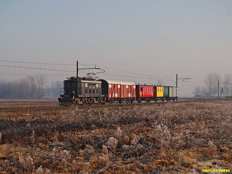 FNM E600-3 hauling an extra-train for Christmas near Galliate on