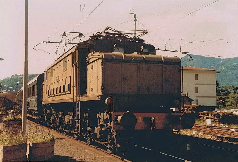 FS Regionalverkehr damals und heute: FS E 626-263 mit einem