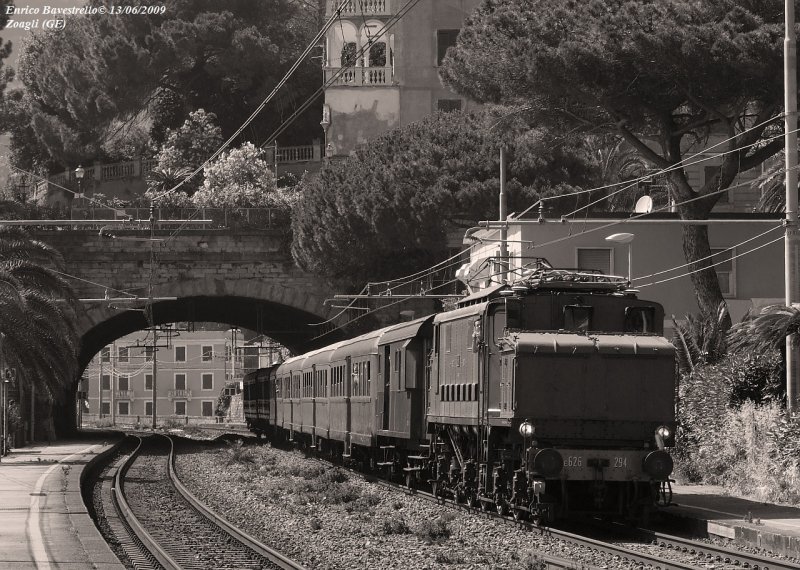The E626-294 transit in Zoagli station(Genoa-Italy) with a Special train
