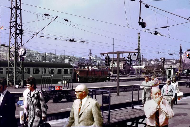 Die 163004, Bw Stuttgart, beim Rangierdienst. (mit Altbau-Sromabnehmer)
Aufn. 1970 Stuttgart
