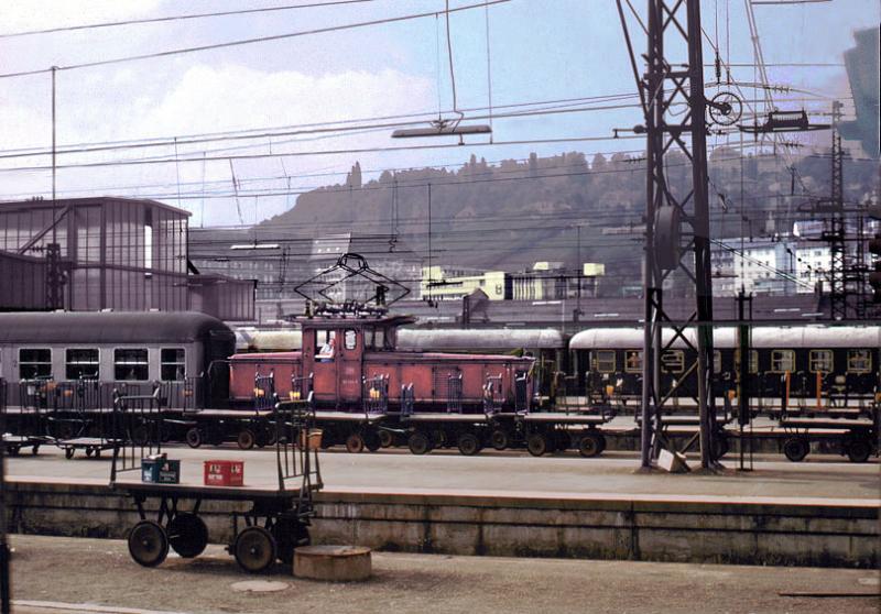 Ebenfalls die 163004 beim Rangierdienst, im Hbf Stuttgart.
Man beachte den