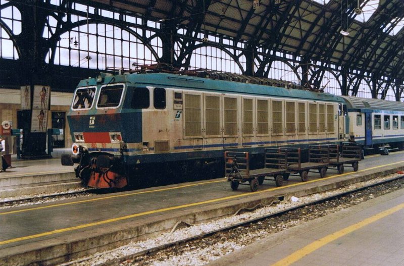 Eine E 632 wartet im Sommer 2004 in Milano Cle.