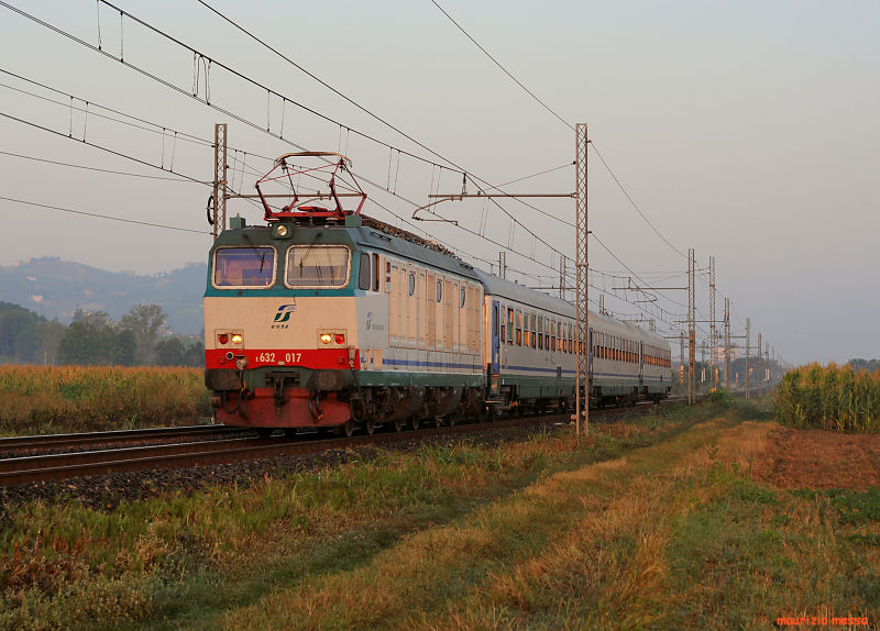 FS E632 017 hauls the R20375 Voghera-Piacenza, here near Stradella