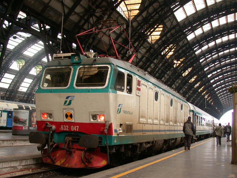 Milano Centrale (13.04.2004) E632 047 steht abfahrbereit mit ihrem Wendezug