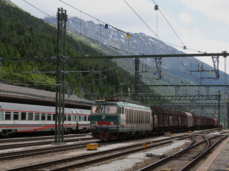 Die E 633 am 11.06.2009 mit einem G�terzug bei der