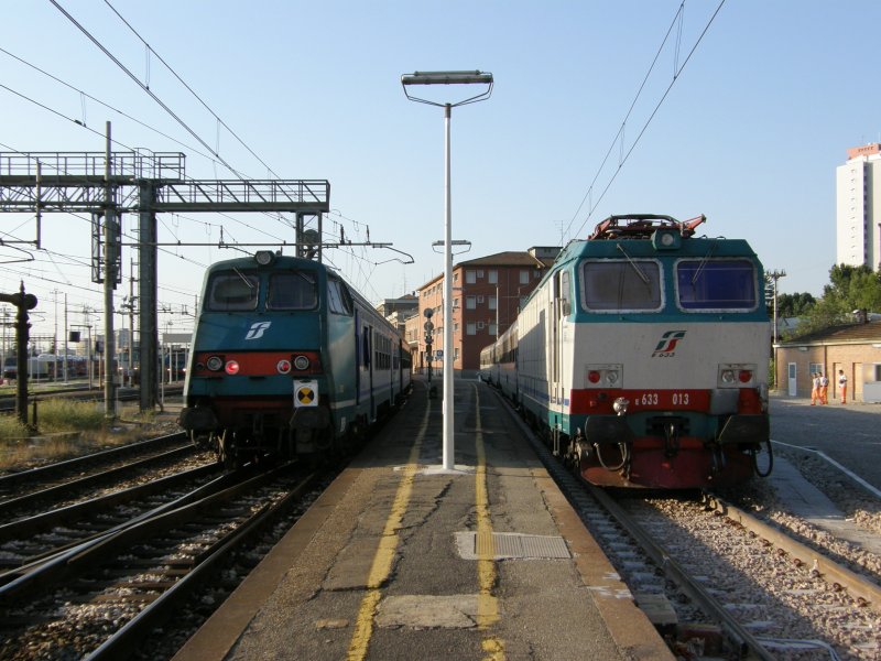 E633 013 with regional in Piacenza on 27/09/09. 