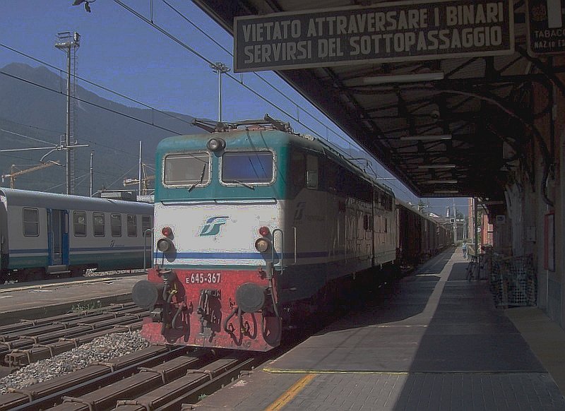 E 645-367 f�hrt mit G�terzug am 17.07.2007 durch den Bahnhof