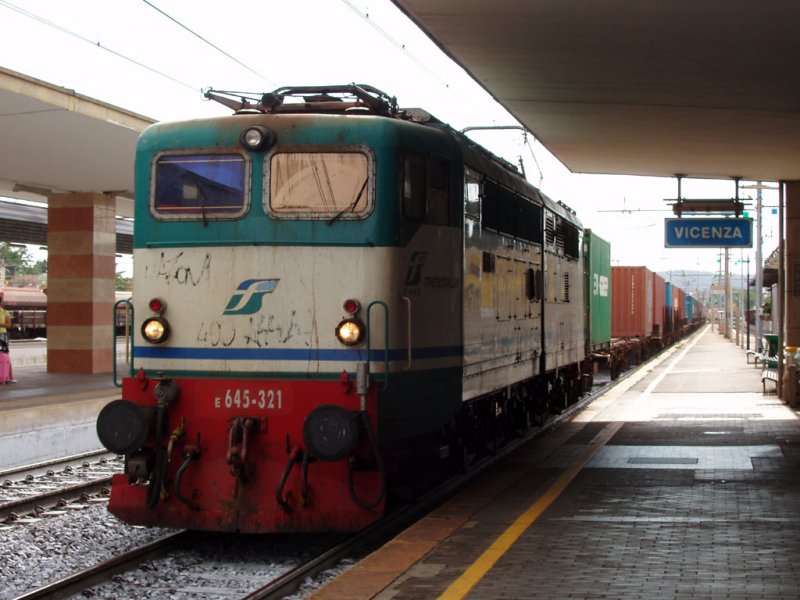E645.321 with a freight train in Vicenza (automatically translated, Powered