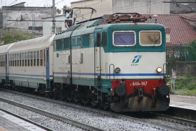 E646 147 driveway with the passenger train to Napoli Central