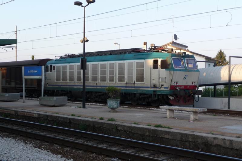 Trenitalia E 652.125 am 7.4.2009 abends in Latisana 