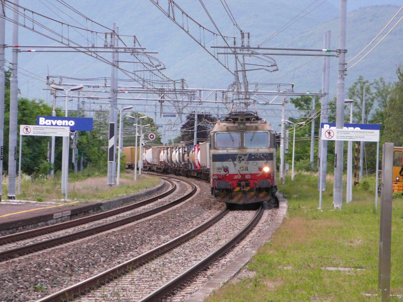 Eine E 652-162 passiert mit einem schweren G�terzug am Abend