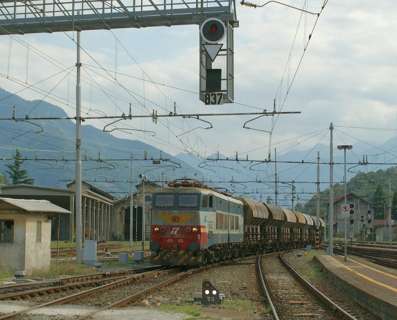 Off the rolls to Iron E 655 456 a freight